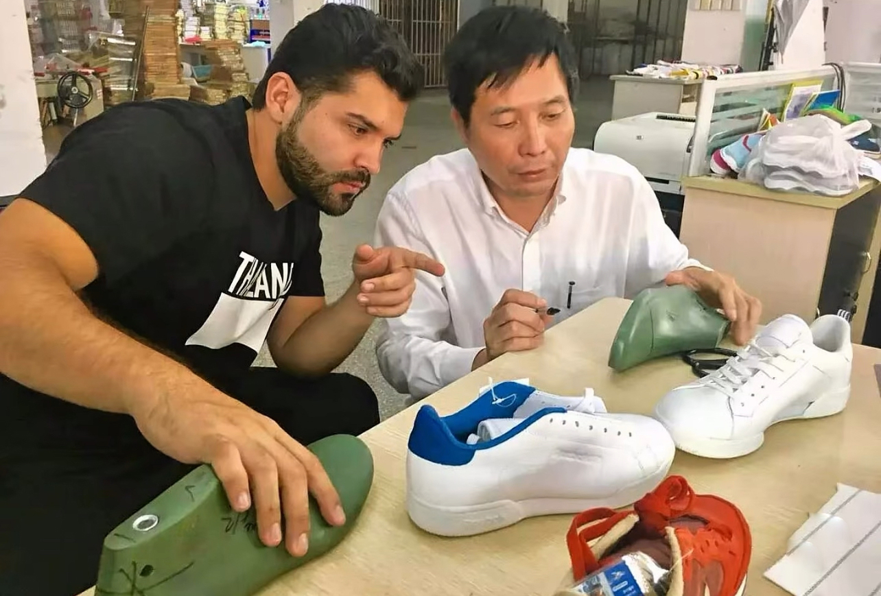 Manuel negociando en mandarín con fábricas chinas